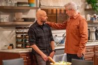 Extended Family – Jim Kearney (Jon Cryer, l.); Bobby Kearney (Lenny Clarke, r.)