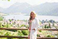 Die Landarztpraxis – Dr. Sarah König (Caroline Frier) Dateiname: 2777240.tif; Rechtehinweis: Dieses Bild darf bis eine Woche nach Ausstrahlung honorarfrei fuer redaktionelle Zwecke und nur im Rahmen der Programmankuendigung verwendet werden. Spaetere Veroeffentlichungen sind nur nach Ruecksprache und ausdruecklicher Genehmigung der Seven.One Entertainment Group GmbH moeglich. Nicht fuer EPG! Verwendung nur mit vollstaendigem Copyrightvermerk. Das Foto darf nicht veraendert, bearbeitet und nur im Ganzen verwendet werden. Es darf nicht archiviert werden. Es darf nicht an Dritte weitergeleitet werden. Aneinanderreihung/Zusammenlegung/Kopplung von Bildern zum Zweck der Erstellung von Slide-Shows o.ä. nicht gestattet; Verbindung/Einfügen/Anfügen von Werbung nicht gestattet. Bei Fragen: foto@seven.one Voraussetzung fuer die Verwendung dieser Programmdaten ist die Zustimmung zu den Allgemeinen Geschaeftsbedingungen der Presselounges der Sender der Seven.One Entertainment Group GmbH.