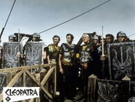 Cleopatra – Bereit für den Feldzug gegen seinen Feind Pompejus: Julius Cäsar (Rex Harrison, M.) mit seiner Truppe ...
