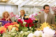 Monk – Eine Spur führt Monk (Tony Shalhoub) und Natalie (Traylor Howard, Mi.) zu der Floristin Joy (Carol Kane), die einen etwas schrägen Eindruck auf sie macht.