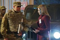 Salvation – Im Auftrag von Darius soll sich Grace (Jennifer Finnigan, r.) darum kümmern, gefährliche Materie durchs das Land zu transportieren, ohne dass die Öffentlichkeit erfährt, was vor sich geht. Unterdessen versucht die junge Journalistin Amanda Neel, dem Staatsgeheimnis auf die Spur zu kommen, was verheerende Folgen haben würde ...