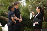 The Rookie – Lopez (Alyssa Diaz, r.) untersucht die Entführung des Sohnes eines Richters und braucht dabei Nolans (Nathan Fillion, M.) und Harpers (Mekia Cox, l.) Hilfe. Obwohl alle Indizien zuerst auf eine normale Entführung hindeuten, hat Lopez ein ungutes Gefühl bei der Sache.