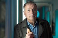 In aller Freundschaft – Dr. Roland Heilmann (Thomas Rühmann) ist fast gänzlich erblindet. Doch was bleibt dem leidenschaftlichen Mediziner dann noch? Für ihn waren immer die Patienten das Wichtigste.