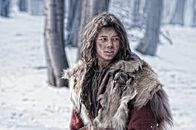 Conan – In der Obhut von Conans (Leo Howard) Vater Corin vermutet der grausame Warlord Khalar Zym das letzte Bruchstück der Maske von Acheron. Weil Corin auch unter Folter nicht bereit ist, das Versteck des letzten Teils der Maske von Acheron preiszugeben, wird er und das ganze Dorf getötet - nur Conan kann fliehen ...