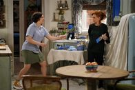 Call Me Kat – Kat (Mayim Bialik, l.); Sheila (Swoosie Kurtz, r.)
