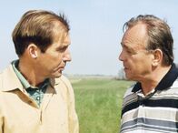In aller Freundschaft – MDR Fernsehen IN ALLER FREUNDSCHAFT FOLGE 189, "Der Stellvertreter" Uhr. Prof. Simoni (Dieter Bellmann) ist auf der Suche nach einen geeigneten Arzt für den verletzten Chefarzt Roland Heilmann und glaubt, mit Dr. Christian Meyerhoff (Michael Lesch, links) eine gute Vertretung gefunden zu haben.