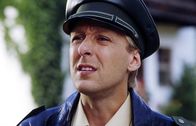 Die Rosenheim-Cops – Polizist Michi Mohr (Max Müller) ist eifrig und beflissen, aber irgendwie sind ihm die Rosenheim-Cops immer eine Nasenlänge voraus.