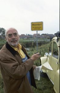 Löwenzahn Classics – Peter (Peter Ludtig) hat ein Haus im Moor geerbt. Voller Erwartungen kommt er in Moordorf an- die Suche im Moor kann beginnen.!