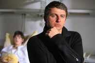 Der Bergdoktor – Martin Gruber (Hans Sigl, r.) Yberlegt, wie er seinem Patienten Lars (Patrick Mslleken) msglichst schonend beibringen soll, dass er dringend ein neues Herz benstigt Honorarfrei - nur fYr diese Sendung bei Nennung ZDF und Erika Hauri