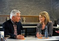 Rote Rosen – ARD ROTE ROSEN FOLGE 1321 Uhr im ERSTEN. Thomas (Gerry Hungbauer, l.) lenkt Regina (Christine Wilhelmi, r.) von ihren privaten Sorgen ab.