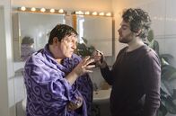Der Nesthocker – Hendrik (Florentin Will, r.) macht Armin (Francis Fulton-Smith) das Leben schwer.