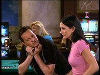Friends – 00000 Friends Die Frage, ob sie heiraten sollen oder nicht, lässt Chandler (Matthew Perry) und Monica (Courteney Cox) keine Ruhe mehr.