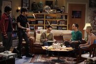 The Big Bang Theory – Leonard (Johnny Galecki, M.), Sheldon (Jim Parsons, 2.v.r.) und Penny (Kaley Cuoco, r.) sind schockiert, als Howard (Simon Helberg, 2.v.l.) und Raj (Kunal Nayyar, l.) geschminkt und verkleidet in einen Gothic-Club gehen wollen, um Mädchen abzuschleppen ...