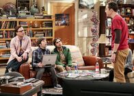 The Big Bang Theory – Noch ahnen (v.l.n.r.) Leonard (Johnny Galecki), Howard (Simon Helberg) und Raj (Kunal Nayyar) nicht, dass Sheldon (Jim Parsons) sie alle um viel Geld bringen wird ...