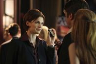 Castle – Richard (Nathan Fillion, M.) und Alexis Castle (Molly C. Quinn, r.) sind sehr überrascht als auf einer Party plötzlich Kate Beckett (Stana Katic, l.) auftaucht und Richard zu einem aktuellen Mordfall befragen will.