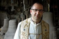 GEO Reportage – Über ein Jahr lang hat Don Vincenzo benötigt, um 10.000 Euro für den Kauf und die Installation einer neuen Glocke einzusammeln. Nun endlich kann er der Gießerei Marinelli den Auftrag erteilen.