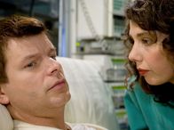In aller Freundschaft – ARD/MDR - IN ALLER FREUNDSCHAFT, Fernsehserie 2006, Folge 311, "Auf der Suche nach dem Glück", Regie: Peter Wekwert Uhr im Ersten Durch die anstehende zweite Operation und die Übernachtung von Valerie bei ihrem Ex-Mann Martin nehmen die Spannungen zwischen Valerie (Inka Grötschel) und Stefan (Nikolaus Gröbe) immer mehr zu.