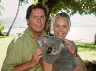 Am Kap der Liebe – Die Biologin Anne van Gaard (Claudine Wilde) weiht Jan Hansen (Sigmar Solbach) in ihre Arbeit mit jungen Koalas ein.