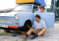 Go Trabi Go – MDR Fernsehen GO TRABI GO Uhr. Udo (Wolfgang Stumph) und Rita (Marie Gruber) sind bestürzt: Die Italiener haben ihnen glatt die Räder unter dem Hintern abmontiert.