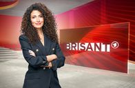 Brisant – Moderatorin Marwa Eldessouky im ARD BRISANT Studio