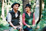 Edel & Starck – Sandra (Rebecca Immanuel, r.) hat durch ihr Fernglas einen kapitalen Hirsch entdeckt. Felix (Christoph M. Ohrt, l.) dagegen sucht vergebens, das Tier ist im Dickicht verschwunden ...