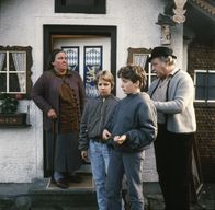 Meister Eder und sein Pumuckl – Von links: Frau Reinicke (Ursula Luber), die Buben (Michael Wölcken, Florian Alt) und Meister Eder (Gustl Bayrhammer).