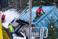 Ice Road Rescue - Extremrettung in Norwegen – Ole Henrik climbs the stuck trailer. (National Geographic)