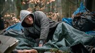 Klangor - Ein Mädchen verschwindet spurlos – Auf seiner Flucht versteckt sich Emil Knapik (Konrad Eleryk) im Wald.