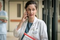 Praxis mit Meerblick – Dr. Maja Pirsich (Anne Werner) ist wegen Noras Patientin sehr besorgt.