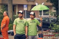 Andere Eltern – Björn (Serkan Kaya, r.) ist nun Kunde bei Jannos‘ (Jasin Challah, l.) Agentur und zusammen führen sie das erste Marken-Event von "Nipp-es" auf dem jährlichen Seifenkistenrennen durch.