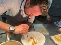 Restaurantlegenden – Sören Herzig beim Anrichten von Speisen in seinem Restaurant Herzig