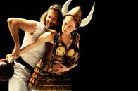 The Big Lebowski – In seinen kühnsten Träumen bringt der "Dude" (Jeff Bridges) der Aktionskünstlerin Maude (Julianne Moore) das Bowlen bei.