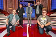 Wer weiß denn sowas? – Moderator Kai Pflaume (M.) und seine Rateteam-Kapitäne Bernhard Hoëcker (l.) und Elton (r.) begrüßen in dieser Sendung den Parodist Oliver Kalkofe (2.v.l.) und den Comedian Paul Panzer (2.v.r.).