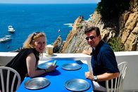 Verrückt nach Meer – Kreuzfahrtdirektor Thomas Gleiß und Entertainerin Kiona auf der Terasse des La Perla mit Blick auf die Felsenspringer von Acapulco, Mexiko. Weiteres Bildmaterial finden Sie unter www.br-foto.de.