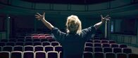 Kein Applaus – Schauspielerin Doris (Inga Dietrich) wähnt sich auf der sicheren Seite. Doch der Schein trügt.