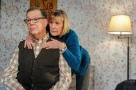 Kevin Can Wait – Eric Michael Gillett (Chale's Vater), Cynthia Mace (Chale's Mutter).