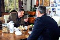 Rote Rosen – ARD ROTE ROSEN FOLGE 1702 Uhr im ERSTEN. Torben (Joachim Kretzer, r.) macht Nicos (Markus Graf, l.) klar, warum seine Geldgeschenke bei Carla nicht gut ankommen.