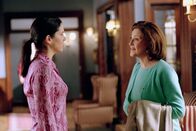 Gilmore Girls – Während Rory von Richard Hilfe bei einem Schulprojekt braucht, ist Emily (Kelly Bishop, r.) plötzlich nicht mehr die einzige nervige Mutter, mit der sich Lorelai (Lauren Graham, l.) in ihrem Hotel herumärgern muss ...
