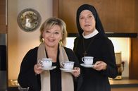 Um Himmels Willen – Marianne Laban (Andrea Wildner, l.) erzählt Schwester Hanna (Janina Hartwig, r.) freudestrahlend, dass der Kreuzfahrt-Direktor ihr den Posten der Chefhostess angeboten hat.