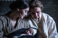 Die Glasbläserin – v.li.: Marie Steinmann (Maria Ehrich), Baby Gretchen, Johanna Steinmann (Luise Heyer)