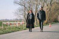 Tod in... – Sven Voss und Lydia Benecke am Tatort auf einer Landstraße.