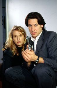 Kommissar Rex – Kommissar Richie Moser (Tobias Moretti, r.) und Anne (Nadeshda Brennicke, l.) werden von ihren Verfolgern in die Enge getrieben ...