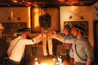 SOKO Stuttgart – Hoch die Krüge: Simon Rieger (Nico Ehrenteit, M.) schwört seine Burschenschaftler (Antonije Stankovic 3.v.r. und Komparsen) am Abend der Tat auf seine Weise neu ein. Till Bröker (Tilman Pörzgen, 3.v.l.) ist das Ganze nicht geheuer.