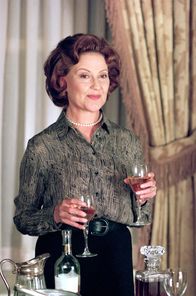 Gilmore Girls – Als sie erfährt, dass Rory sich eine Sportart suchen soll, besteht Emily (Kelly Bishop) darauf, dass Golf perfekt wäre und organisiert prompt einen Golfausflug mit Richard ...
