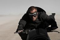 Priest – "Priest": Priest (Paul Bettany) fährt in voller Geschwindigkeit auf seinem Motorrad, um die Vampire zu finden, die seine Nichte entführt haben.