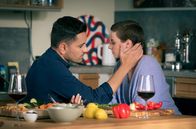 In aller Freundschaft – Romy Ziehden (Julia E. Lenska) ist überraschend bei Ilay Demir (Tan Caglar) zum gemeinsamen Kochen aufgetaucht. Doch weit kommen die beiden nicht.