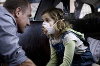Carriers – Das Virus verbreitet sich rasant. Frank (Christopher Meloni) ist völlig verzweifelt, denn seine kleine Tochter Jodie (Kiernan Shipka) hat sich mit dem tödlichen Virus infiziert. Doch niemand will ihm helfen.