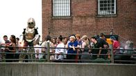 Eden – Rave auf dem Dach des "MoMa PS1" in New York. Louise (Pauline Etienne, Mitte mit blauen Pullover) begegnet der DJ-Szene jedoch mit einer gewissen Skepsis.