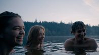Kinokino Movienight: Raus – Aus der Aussteiger-Truppe werden langsam Freunde: v.li. Steffi (Mathilda Merkel), Judith (Milena Tscharntke) und Glocke (Matti Schmidt-Schaller) geniessen das Bad im Bergsee. Weiteres Bildmaterial finden Sie unter www.br-foto.de.