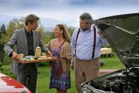 Die Rosenheim-Cops – Die Cops Stadler (Dieter Fischer, r.) und Hansen (Igor Jeftic, l.) wollen von Bäuerin Marie Hofer (Karin Thaler, m.) Details zum Mordfall herausfinden.